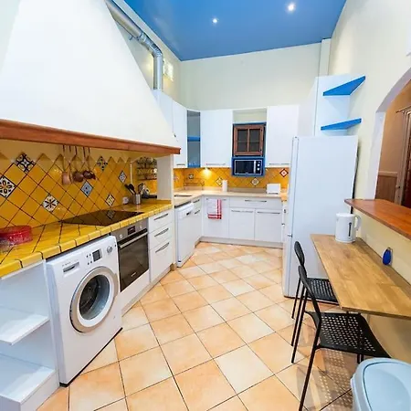 Appartement Anna-maria : Grand 10 Personnes+parking Prive -actif+ Location- *