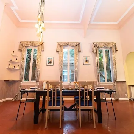 Appartement Anna-maria : Grand 10 Personnes+parking Prive -actif+ Location- *