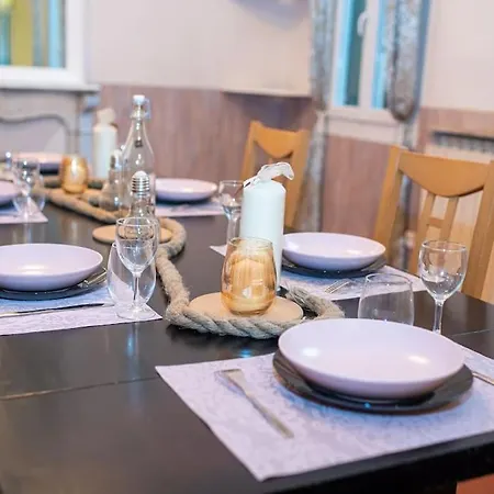 Appartement Anna-maria : Grand 10 Personnes+parking Prive -actif+ Location- Marseille