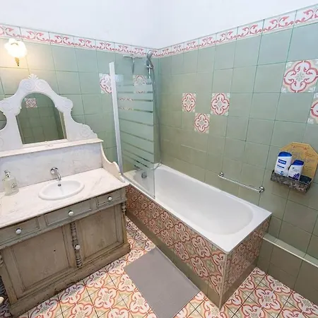 Anna-maria : Grand 10 Personnes+parking Prive -actif+ Location- Appartement Marseille