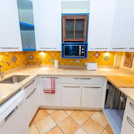 Appartement Anna-maria : Grand 10 Personnes+parking Prive -actif+ Location- Marseille